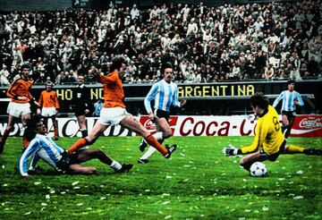 25/06/1978 Final entre Argentina y Holanda, ganó Argentina por 3-1; Gol 1-1 Naninnga enmudece el estadio con el empate. Holanda se lo merecía por su esfuerzo. Happel acertó dando entrada a Nanninga en sustitución de Rep.