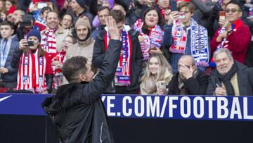 Simeone saluda a aficionados del Atlético.