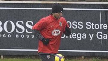 Quique prueba un once con Agüero y sin Forlán