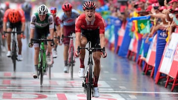 Team Sunweb rider Germany&#039;s Nikias Arndt celebrates as he crosses the finish line and wins the eighth stage of the 2019 La Vuelta cycling tour of Spain, a 166,9 km race from Valls to Igualada on August 31, 2019 in Igualada. (Photo by JOSE JORDAN / AFP)