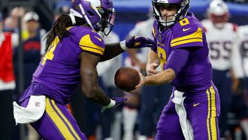 MINNEAPOLIS, MINNESOTA - NOVEMBER 24: Kirk Cousins #8 of the Minnesota Vikings hands the ball off to Dalvin Cook #4 of the Minnesota Vikings during the first half against the New England Patriots at U.S. Bank Stadium on November 24, 2022 in Minneapolis, Minnesota.   David Berding/Getty Images/AFP (Photo by David Berding / GETTY IMAGES NORTH AMERICA / Getty Images via AFP)
