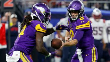 MINNEAPOLIS, MINNESOTA - NOVEMBER 24: Kirk Cousins #8 of the Minnesota Vikings hands the ball off to Dalvin Cook #4 of the Minnesota Vikings during the first half against the New England Patriots at U.S. Bank Stadium on November 24, 2022 in Minneapolis, Minnesota.   David Berding/Getty Images/AFP (Photo by David Berding / GETTY IMAGES NORTH AMERICA / Getty Images via AFP)