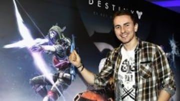 Lorenzo junto al cazador del videojuego Destiny, el rey de los pose&iacute;dos. 
 