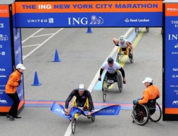 El corredor suizo, Marcel Hug, ganador de la carrera masculina en silla de ruedas.