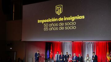 Entrega de insignia de oro y brillantes en el Atlético en 2023.