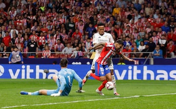 1-1. Balón al espacio para Ángel Correa, dribla a Thibaut Courtois en el mano a mano y con la oposición de Militao, anota a puerta vacía para igualar el marcador en el minuto 93.