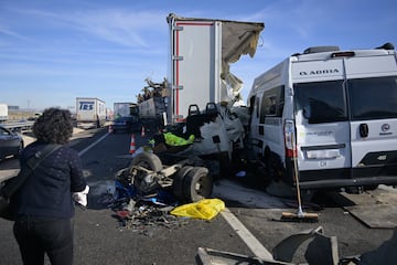 SANTA CRUZ DE MUDELA (CIUDAD REAL), 25/01/2024.- Tres personas han muerto y 18 han resultado heridas, tres de ellas graves, en los cinco accidentes de tráfico que se han registrado esta mañana en la autovía A-4, a la altura de Santa Cruz de Mudela (Ciudad Real), en una zona de niebla muy densa, y que ha provocado que se tuviera que cortar la autovía en ambos sentidos. EFE/Jesús Monroy
