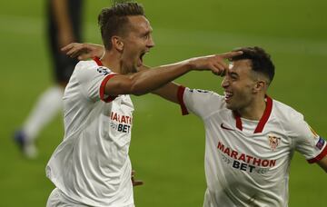 Los jugadores del Sevilla celebrando el gol de Luuk De Jong 