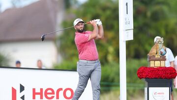 El golfista español Jon Rahm golpea una bola durante la tercera jornada del Hero World Challenge en el Albany Golf Course de Nassau, Bahamas.