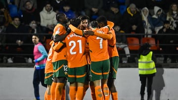 ORENSE, 14/01/2025.- Los jugadores del Valencia celebran su primer gol durante el encuentro correspondiente a los octavos de final de la Copa del Rey que disputan hoy martes Ourense CF y Valencia en el estadio O Couto, en Ourense. EFE / Brais Lorenzo.