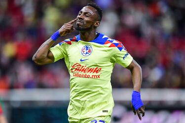 Afición de Chivas le avienta encendedor a Luis Ángel Malagón
