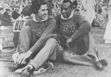 Jesse Owens con Helen Stephen en los JJOO de Berlín de 1936. La estadounidense ganó dos medallas de oro, en 100 metros lisos y en relevos 4x100 metros.