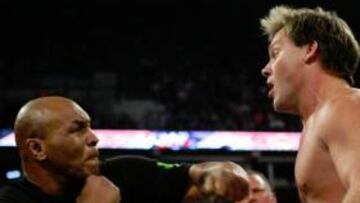 <b>PUÑETAZO. </b>Tyson, en el momento de golpear a Chris Jericho.