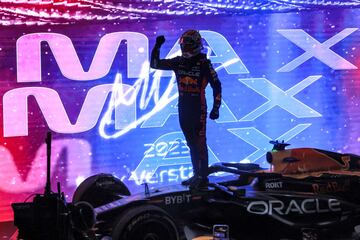 El piloto holandés de Red Bull Racing, Max Verstappen, celebra su tercer título mundial después de la carrera al esprint previa al Gran Premio de Fórmula Uno de Qatar en el Circuito Internacional de Losail.