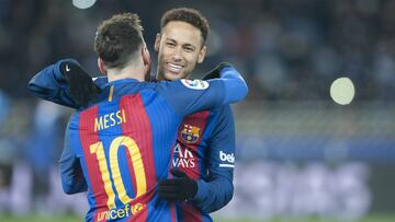 Neymar se abraza con Messi.