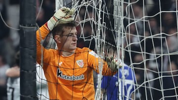 Istanbul (Turkey), 22/01/2025.- Athletic Club Bilbao's goalkeeper Julen Agirrezabala holds the goal net during the UEFA Europa League soccer match between Besiktas JK and Athletic Club Bilbao, in Istanbul, Turkey, 22 January 2025. (Turquía, Estanbul) EFE/EPA/ERDEM SAHIN
