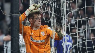 Istanbul (Turkey), 22/01/2025.- Athletic Club Bilbao's goalkeeper Julen Agirrezabala holds the goal net during the UEFA Europa League soccer match between Besiktas JK and Athletic Club Bilbao, in Istanbul, Turkey, 22 January 2025. (Turquía, Estanbul) EFE/EPA/ERDEM SAHIN