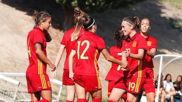 GRAF889. LAS ROZAS (MADRID), 06/10/2018.- La jugadora de la selección española Claudia Zornoza (c) celebra con sus compañeras uno de los goles ante el Madrid CFF en el partido amistoso disputado hoy en Las Rozas. EFE/Javier Lóp