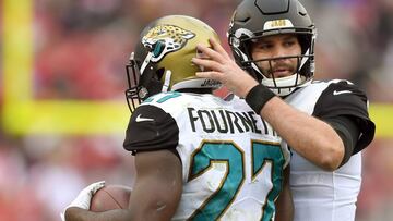 SANTA CLARA, CA - DECEMBER 24: Leonard Fournette #27 of the Jacksonville Jaguars is congratulated by Blake Bortles #5 after Fournette scored on a 1-yard touchdown run against the San Francisco 49ers during their NFL football game at Levi's Stadium on December 24, 2017 in Santa Clara, California. Thearon W. Henderson/Getty Images/AFP
== FOR NEWSPAPERS, INTERNET, TELCOS & TELEVISION USE ONLY ==