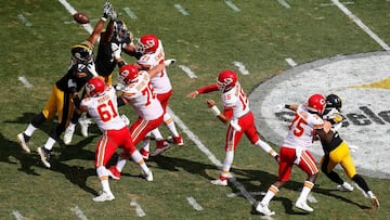 PITTSBURGH, PA - SEPTEMBER 16: Patrick Mahomes #15 of the Kansas City Chiefs passes in the second half during the game against the Pittsburgh Steelers at Heinz Field on September 16, 2018 in Pittsburgh, Pennsylvania.   Justin K. Aller/Getty Images/AFP
 == FOR NEWSPAPERS, INTERNET, TELCOS &amp; TELEVISION USE ONLY ==