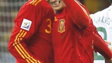 Llorente celebra con Piqué el gol de la Selección ante Portugal