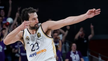 Sergio Llull hace el gesto del arquero después de anotar un triple en la Euroliga.