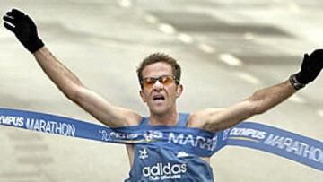 <b>GANADOR</B>. Julio Rey cruza la meta como ganador del maratón de Hamburgo con un crono de 2:07.26.