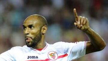 <b>PASO AL FRENTE. </b>El delantero Frederic Kanouté ha comunicado su decisión de cumplir el año de contrato que le queda como sevillista.