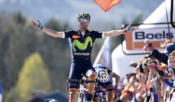 Alejandro Valverde alza los brazos en su victoria esta temporada en la Flecha Vallona.