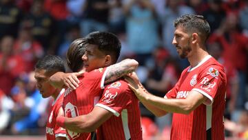 Toluca's defender Jesus Gallardo (C) celebrates with teammates after scoring during the Liga MX Apertura tournament football match between Toluca and San Luis at the Nemesio Diez stadium in Toluca, Mexico on August 25, 2024. (Photo by Mario Vazquez / AFP)