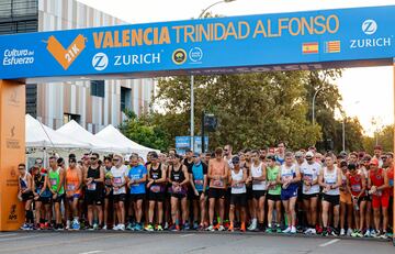 Los corredores preparados en la salida de del Medio Marat¨®n Valencia Trinidad Alfonso Zurich.