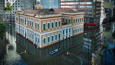 Vista aérea de miembros de la Guardia Municipal en un bote vigilando las calles inundadas cerca del Ayuntamiento de Porto Alegre, Brasil, el 17 de mayo.