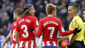 Filipe Luis y Griezmann protestan al árbitro Jaime Latre.