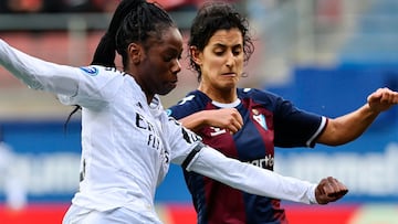 Feller centra un bal車n ante Verg谷s en el Eibar - Real Madrid de Ipurua.