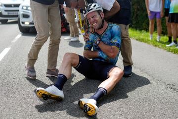 El ciclista nacido en la Isla de Man ha abandonado el Tour de Francia tras romperse la clavícula en una durísima caída durante la octava etapa. A 63 km de meta, y cuando iba a 44,9 km/h, el británico se fue al suelo y tuvo que abandonar.