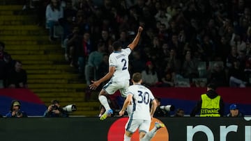 BARCELONA, 30/04/2025.- Los jugadores del Inter celebran el tercer gol del equipo italiano durante el encuentro correspondiente a la ida de las semifinales de la Liga de Campeones que disputan hoy miércoles FC Barcelona e Inter en el estadio Olímpico Lluis Company, en Barcelona. EFE / Alejandro García.
