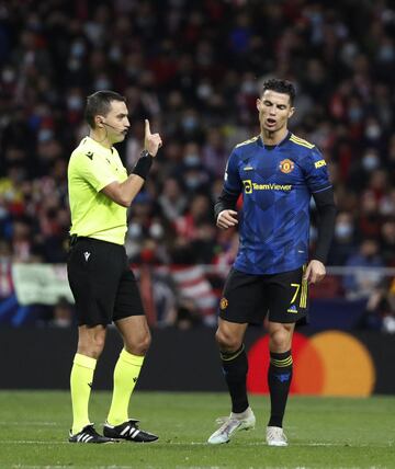 El árbitro Ovidiu Hategan y Cristiano Ronaldo.