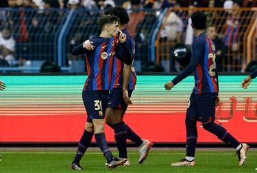 Gavi se besa el escudo de la camiseta al celebrar el 0-1 del Barcelona.