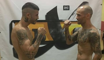 Marc Vidal (izquierda) y Sergio Blanco (derecha) posan cara a cara tras el pesaje previo a su combate por el EBU del peso pluma.