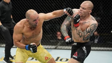 Glover Teixeiragolpea a Anthony Smith durante el UFC Jacksonville.