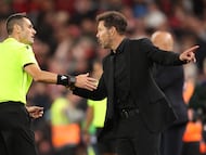 Simeone con Maurizio Mariani en Anfield.