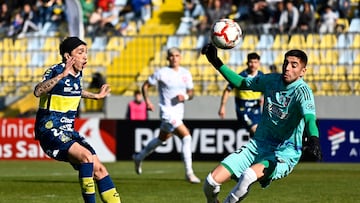 Futbol, Everton vs Universidad de Chile.
Copa Chile 2024.
El jugador de Everton Omar Fernandez, izquierda, disputa el balon con Cristobal Campos de Universidad de Chile durante el partido de ida de la semifinal regional Centro-Sur de la Copa Chile realizado en el estadio Sausalito de Vina del Mar, Chile.
07/07/2024
Jose Veas/Photosport
Football, Everton vs Universidad de Chile.
2024 Copa Chile Championship.
Everton’s player Omar Fernandez, left, vies for the ball with Cristobal Campos of Universidad de Chile during a quarter final first leg match of the South-Center regional phase of the Copa Chile Championship at the Sausalito stadium in Vina del Mar, Chile.
07/07/2024
Jose Veas/Photosport