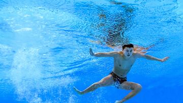 China's Yang Shuncheng competes in the preliminary round of the men's solo free artistic swimming event during the 2024 World Aquatics Championships at Aspire Dome in Doha on February 6, 2024. (Photo by MANAN VATSYAYANA / AFP)