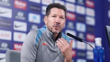MAJADAHONDA (MADRID), 28/09/2024.- El entrenador del Atlético de Madrid, Diego Pablo Simeone, ofrece una rueda de prensa después del entrenamiento de su equipo este sábado en la Ciudad deportiva Wanda en Majadahonda, Madrid, este sábado. EFE/Rodrigo Jiménez