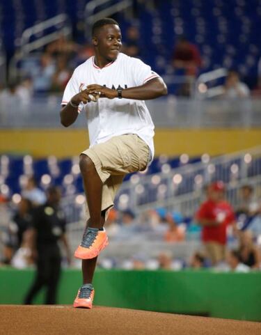 El ahora quarterback de los Jets lanz車 el primer env赤o de los Marlins ante los Phillies el 25 de julio de 2016 cuando a迆n era parte de los Vikings.