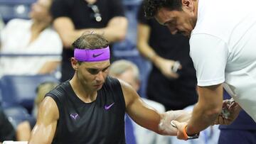 Rafael Nadal, mientras recib&iacute;a atenci&oacute;n m&eacute;dica.