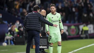 Marcelino García Toral con Muniain en el anterior partido del Levante.