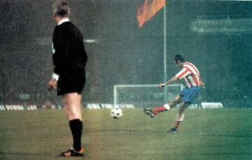 El 15 de mayo de 1974 se disputó en Heysel la final de la Copa de Europa entre el Bayern Múnich y el Atlético de Madrid. Luis Aragonés marca el 0-1 de falta directa.