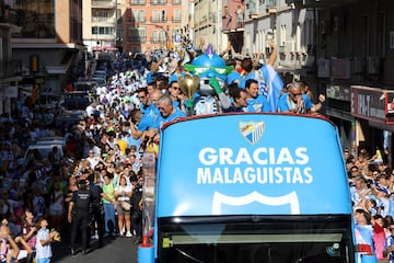 Los jugadores del Málaga celebran con sus aficionados el ascenso a Segunda División por las calles de la capital andaluza.