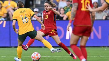 Sydney (Australia), 19/02/2023.- Olga Carmona (C) of Spain tackles Hayley Raso (L) of Australia during the 2023 Cup of Nations women's soccer match between Australia and Spain at CommBank Stadium in Sydney, Australia, 19 February 2023. (España) EFE/EPA/DEAN LEWINS AUSTRALIA AND NEW ZEALAND OUT